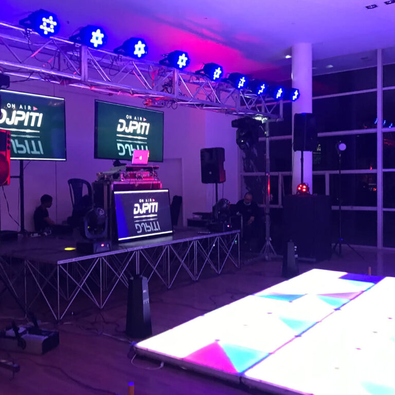 Eventos 7 Escena pata fiesta de cumpleaños con pista laser Up and Fun